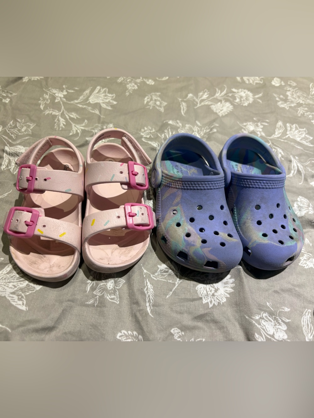 Two pairs summer shoes girls sandals crocs 7